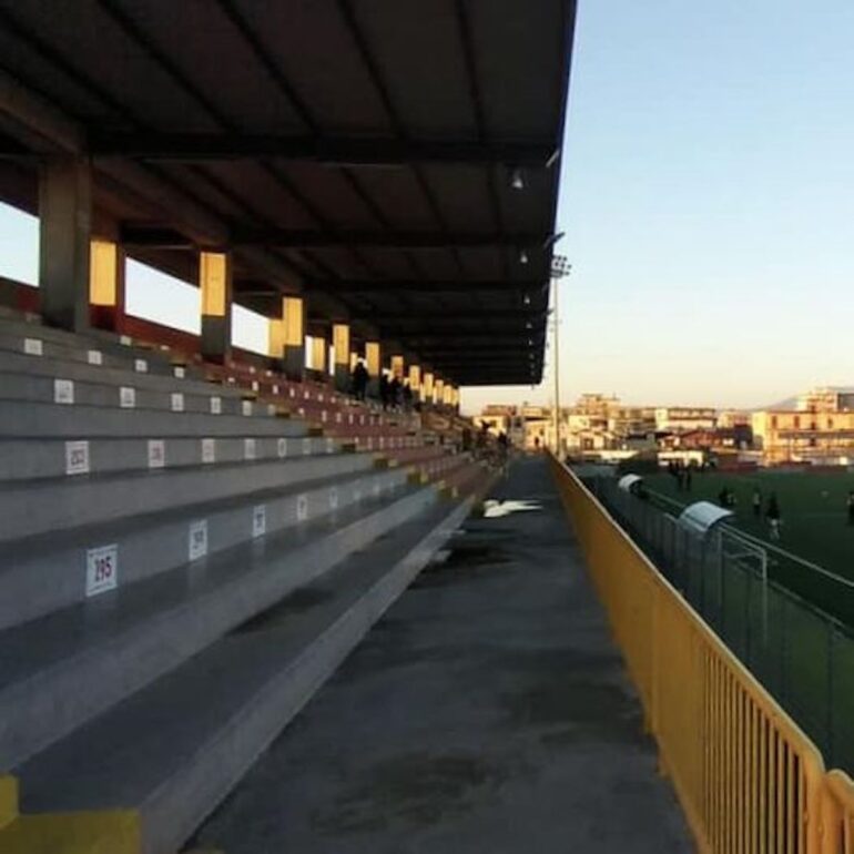 Angri, comandate della stazione dei carabinieri aggredito dai tifosi dopo la partita