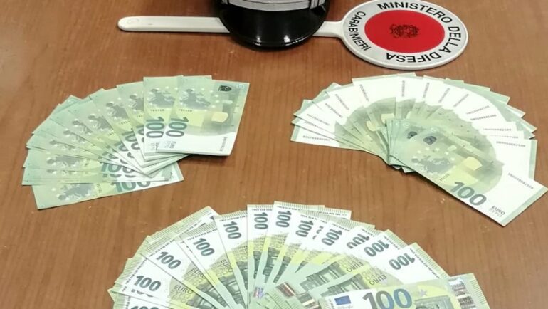 Napoli, scoperta stamperia clandestina a Barra: sequestrati 2,7 milioni di euro falsi
