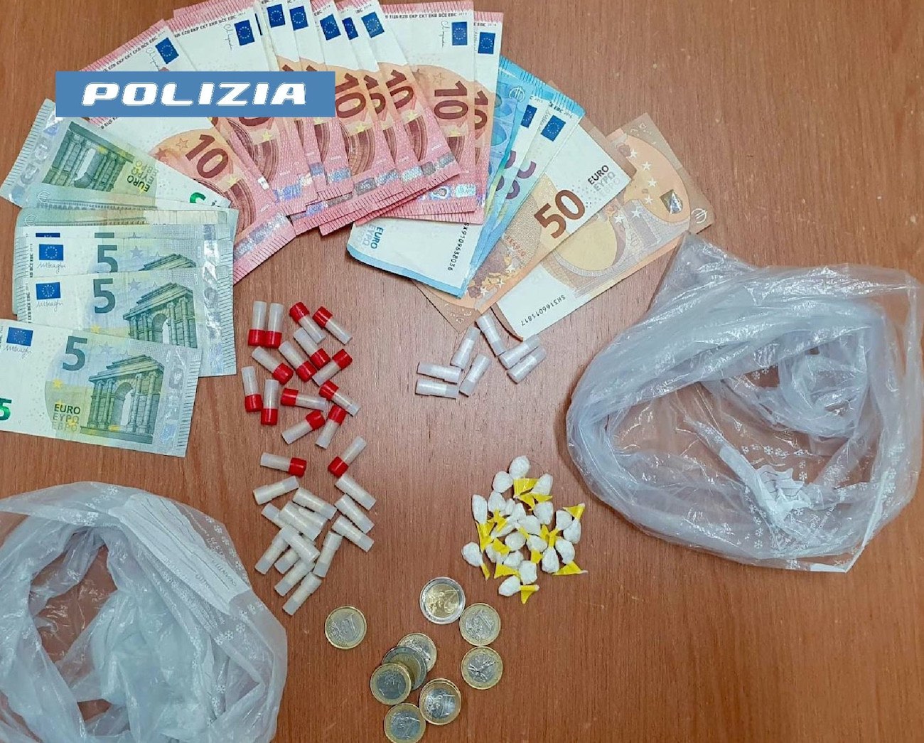 Scampia, market ambulante della droga in via Ghisleri: arrestato 23enne