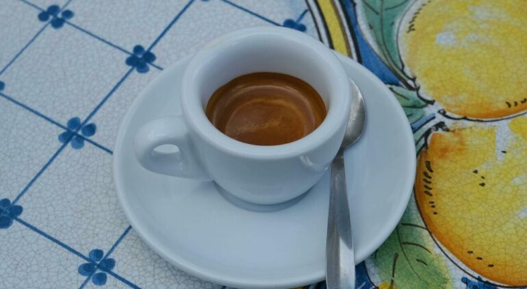 Assoutenti, il caffè potrebbe arrivare anche a 2 euro a tazzina: prezzi aumentati del 15% in tre anni