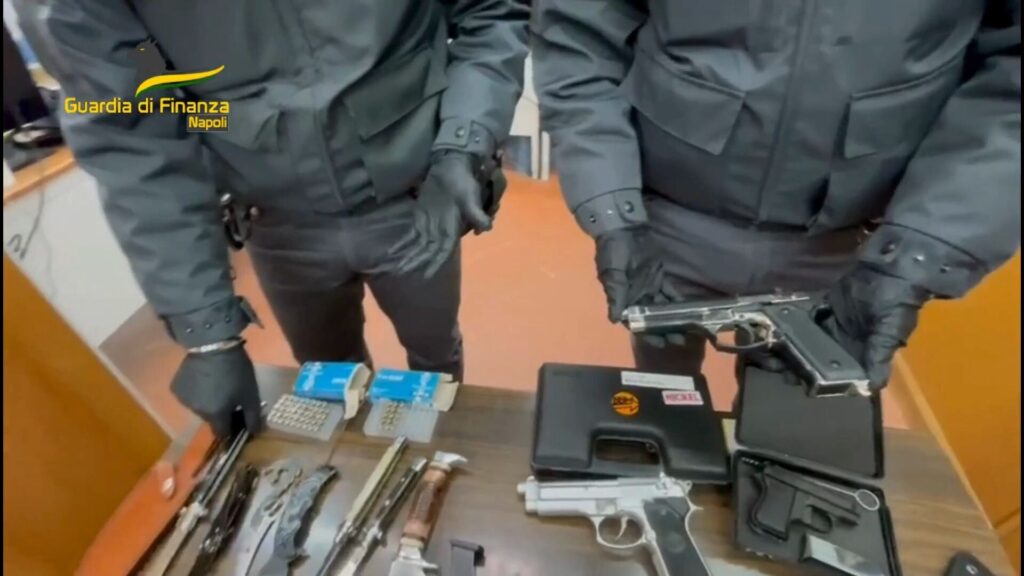 Boscoreale, due minorenni trovati con un arsenale di coltelli e pistole finte