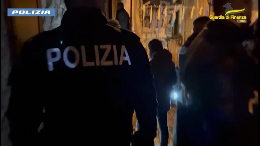 Napoli, i narcos di san Giovanni a Teduccio utilizzavano incensurati per il trasporto: 10 arresti