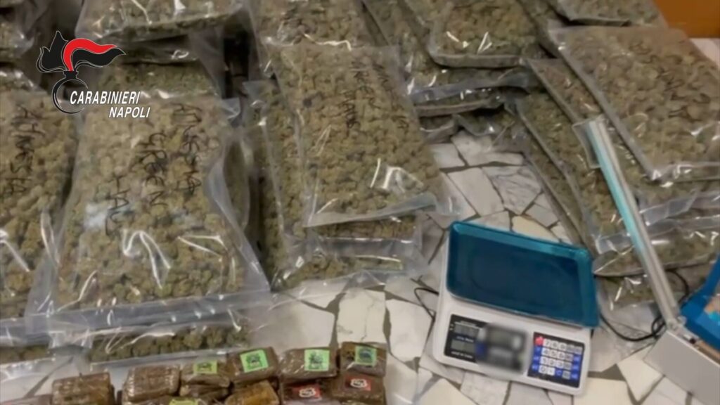 Casoria, 60 chili di droga nascosti nel vano lavanderia: arrestati padre e figlio