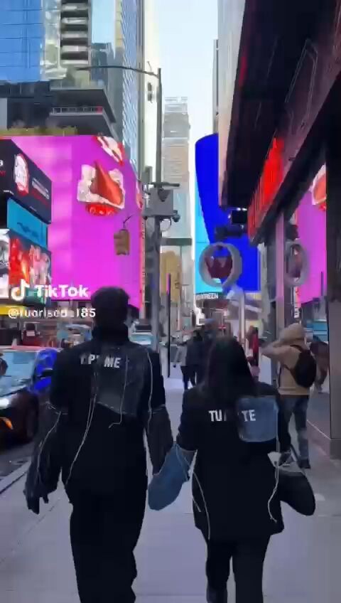 Geolier mania anche a New York: a Time Square la gigantografia del rapper napoletano