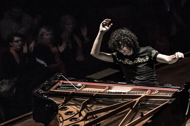 Grande ritorno sulla scena di Giovanni Allevi: concerto in piano solo al Belvedere di San Leucio