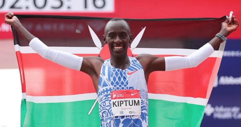 Il giovane fenomeno della maratona Kelvin Kiptum e il suo allenatore muoiono in un incidente stradale in Kenia