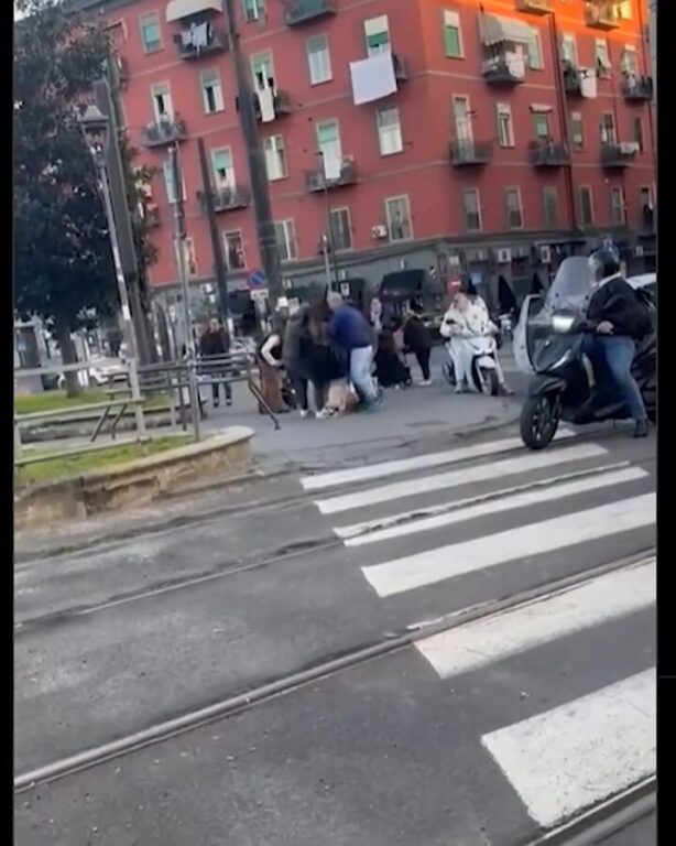 Rissa tra due donne con “strascino” a Piazza Nazionale: il video virale sul web