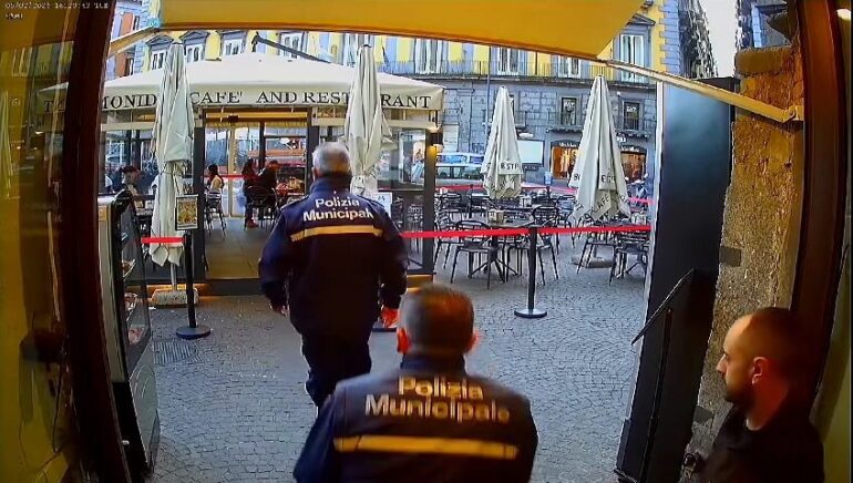 Napoli, bambina rom bloccata a Piazza Trieste e Trento tra elemosina e furti