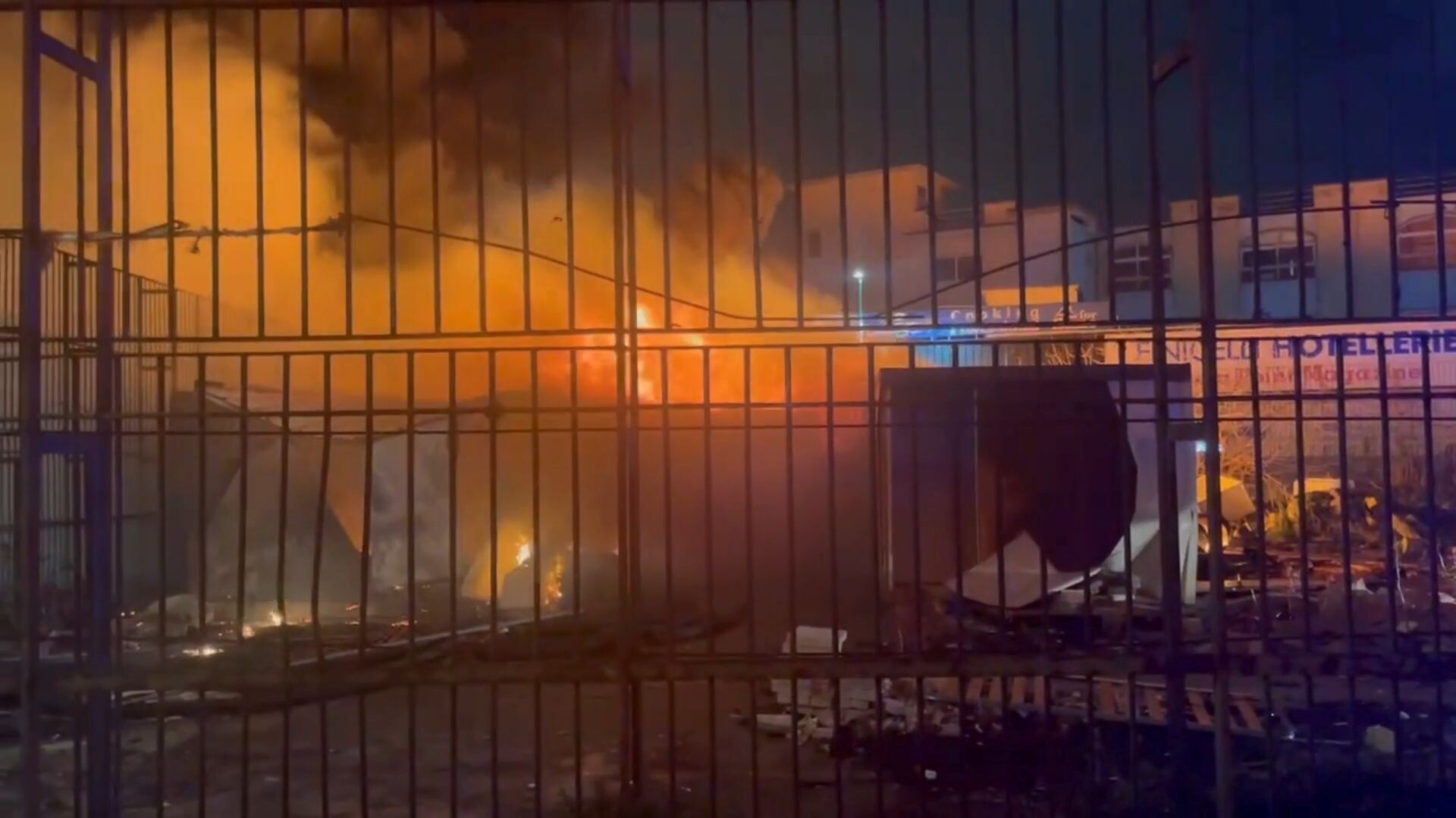 Napoli, incendio in un cantiere in piazza Duca degli Abbruzzi