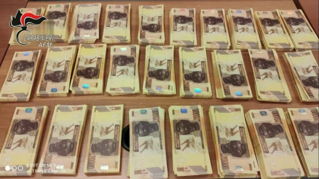 Napoli, smantellata rete di falsari, patenti, carte di circolazione e banconote false: 9 misure cautelari