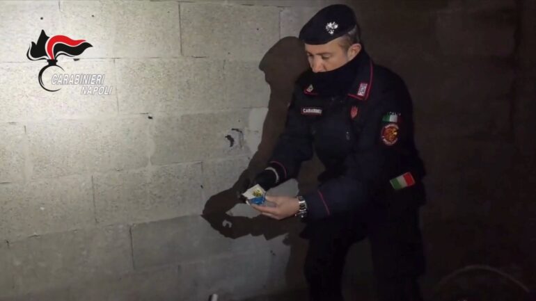 Torre Annunziata, poligono di tiro abusivo in una scuola abbandonata