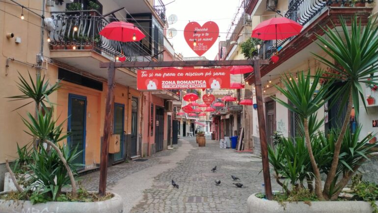 LE INIZIATIVE Pozzuoli città dell’amore: le strade del centro storico si colorano per San Valentino