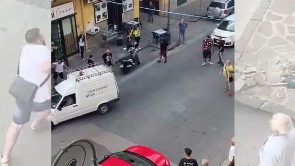 Rissa per strada a Qualiano: operai tentano di investire una persona