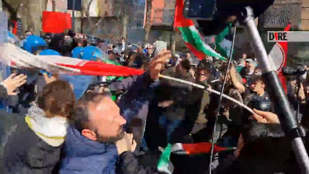 Napoli, scontri all’esterno della sede Rai: attivisti feriti