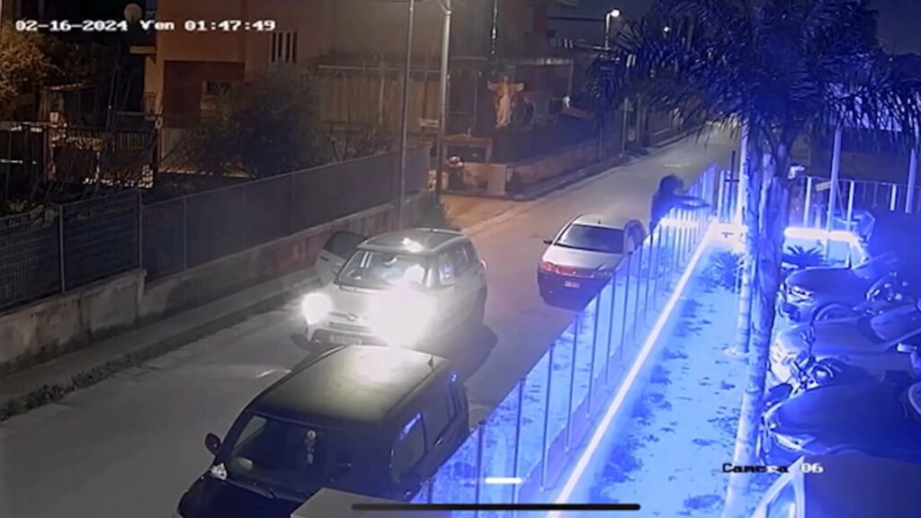 Sparatoria in una concessionaria auto a Casalnuovo: il titolare mette il video in rete
