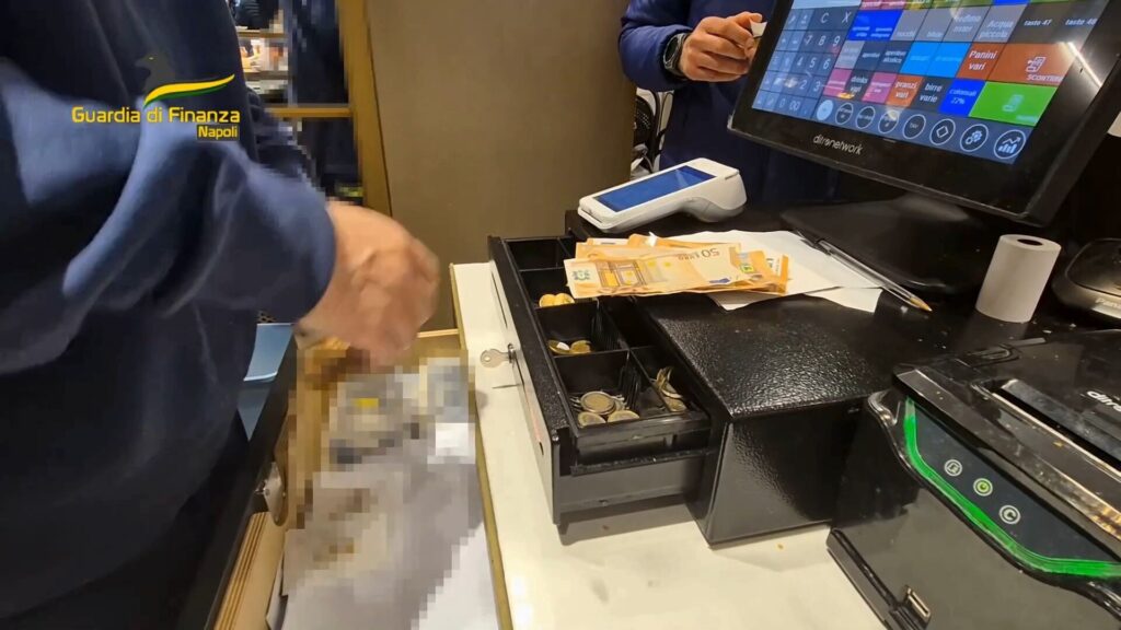Napoli, salumeria centrale della truffa del reddito di cittadinanza: 6 arresti e 285 indagati