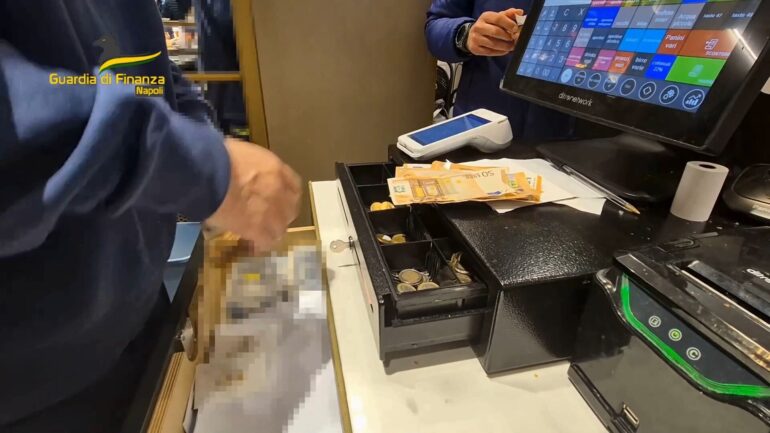 Napoli, salumeria centrale della truffa del reddito di cittadinanza: 6 arresti e 285 indagati