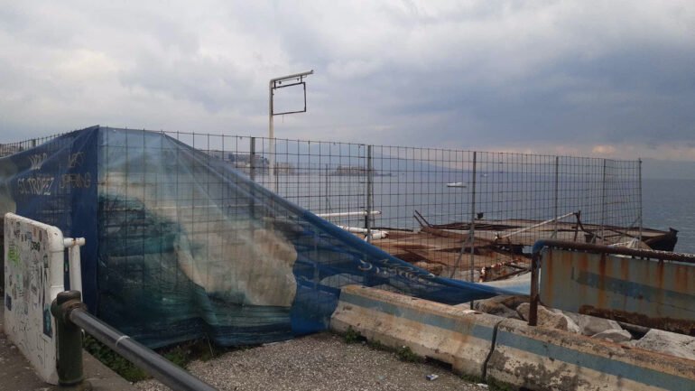 Napoli, il pontile Saint-Tropez sempre più nel degrado