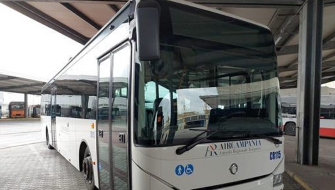 Lancio di sassi contro bus di Air Campania