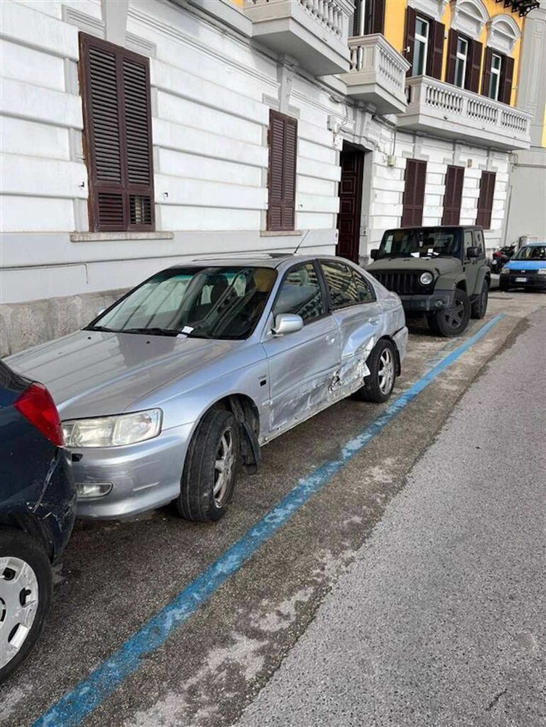 Tragedia sfiorata a Posillipo: Suv si impatta a folle velocità contro le auto in sosta