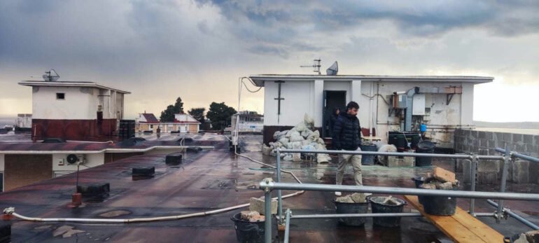 Napoli, i vigili sequestrano cantiere abusivo in via Manzoni