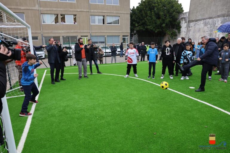 Nuovo campetto di calcio inaugurato nel Rione Amicizia di Napoli