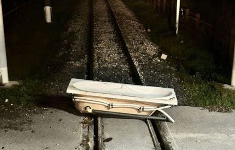 Follia in Circumvesuviana: una vasca da bagno sui binari a Scafati