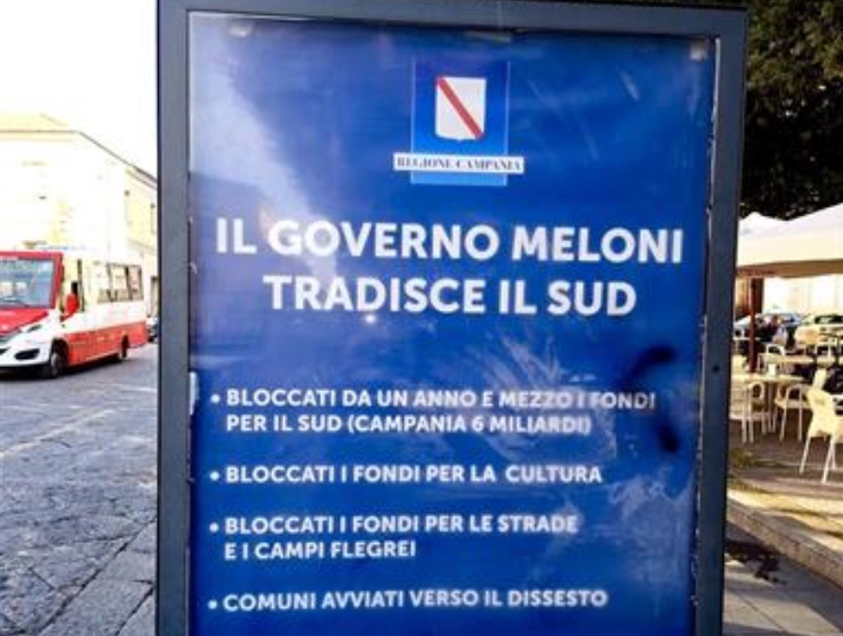Polemica su manifesti Regione Campania contro Governo