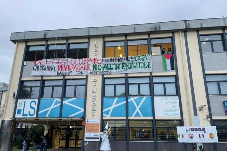 Acerra, occupazione del Liceo contro il “silenzio sul biocidio”: 70 studenti sospesi