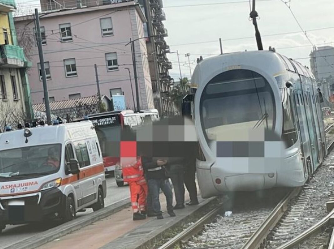 Napoli pugni autista tram