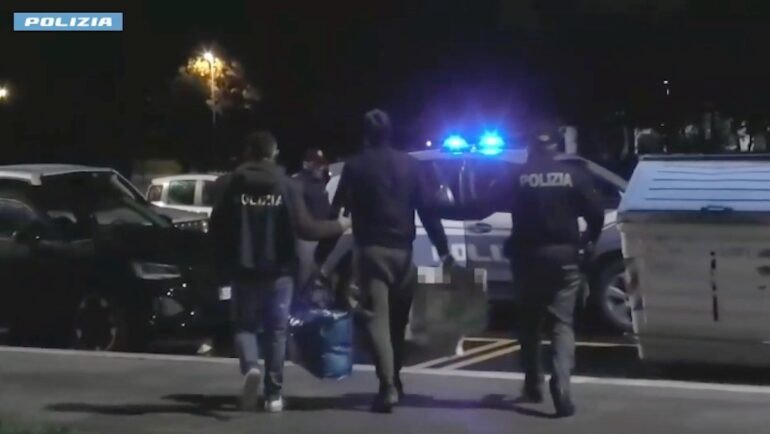 Napoli, arrestata 39enne: dovrà scontare oltre 4 anni per droga e ricettazione