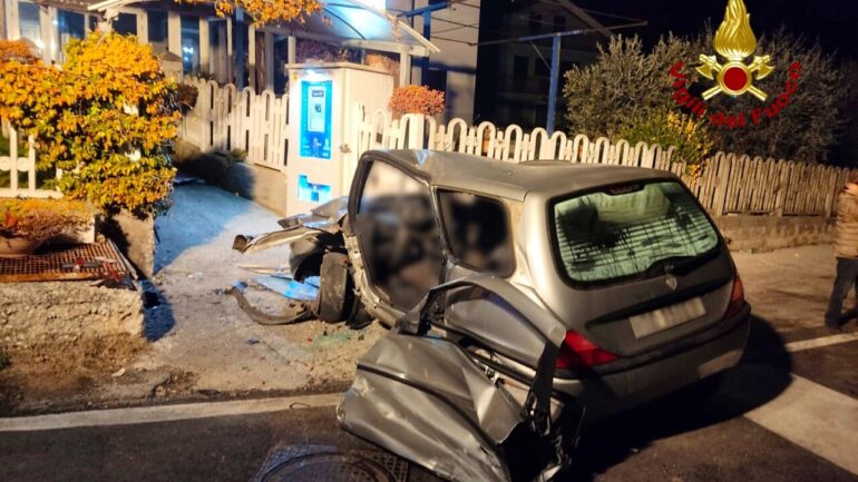 Avellino, 20enne sbanda e finisce contro un muro