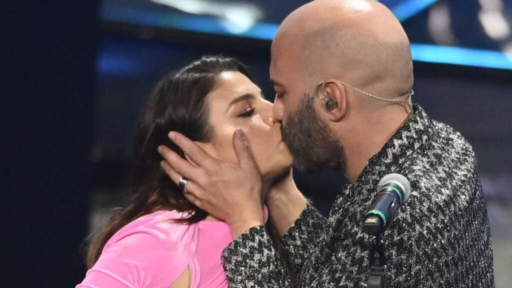 Virale il bacio tra Giuliano Sangiorgi ed Emma Marrone sul palco di Sanremo