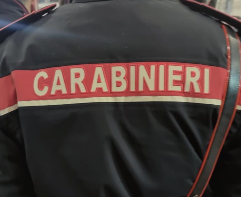 pagani, perseguita vicini di casa