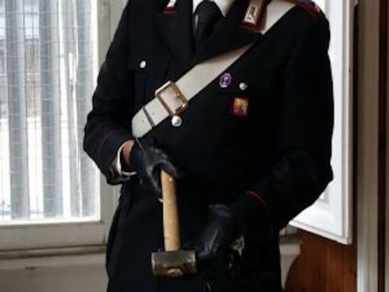 Follia a Pianura, lite per un parcheggio finisce in tragedia: uomo colpito con un martello