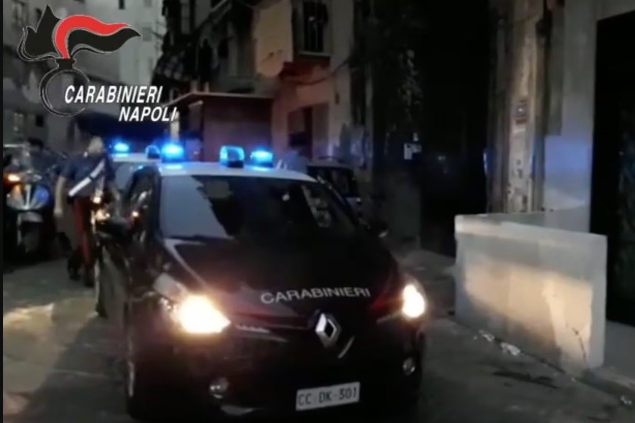 Napoli, lancia borsello con la droga dalla finestra: arrestata incensurata