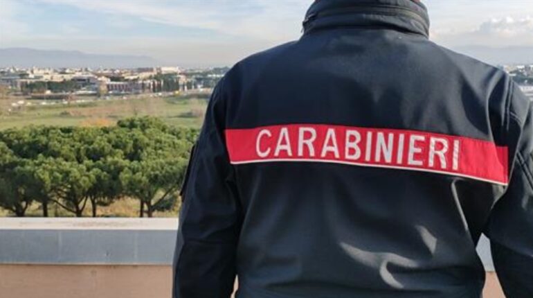 Qualiano, aggredisce la madre e i carabinieri: arrestato 38enne