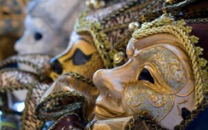 «Non è normale, è un mostro»: choc a Ischia, insulti a bimba disabile cacciata dal Carnevale