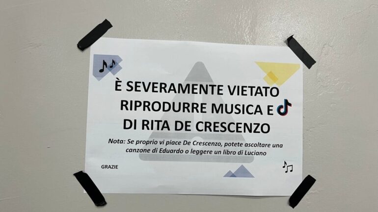 Napoli, “E’ severamente vietato riprodurre la musica di Rita De Crescenzo”: la foto virale sul web