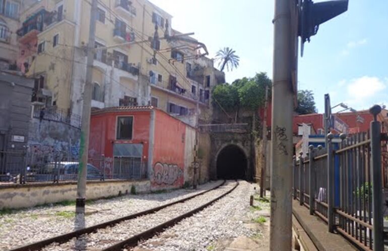 Pozzuoli, edificio fatiscente crolla sui binari della Cumana