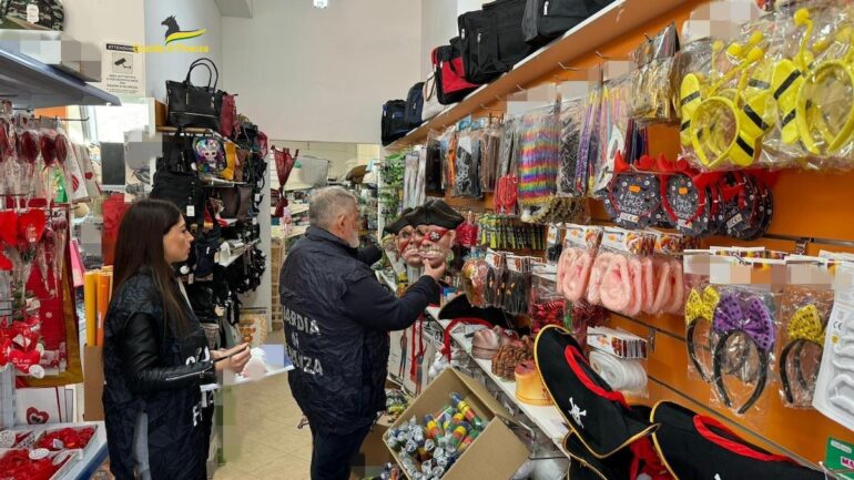 Salerno, la Finanza sequestra 42mila articoli di Carnevale non a norma