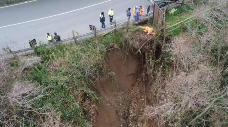 Sant’Agnello, rottura di una conduttura idrica e frana il terreno