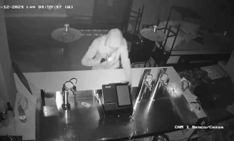 Furto notturno al bar “L’Explosion” di Lago Patria. Il titolare: “Sono dei pezzenti”
