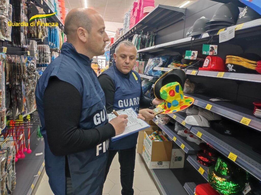 Napoli, sequestri di articoli contraffatti e pericolosi per Carnevale e San Valentino: 13 denunciati