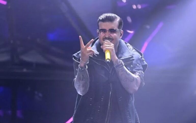 Geolier vola in testa alla classifica di Sanremo e il figlio di Amadeus esulta in tv