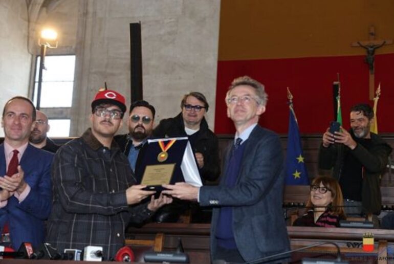Napoli, Manfredi premia Geolier ma la mamma di Giogiò polemizza: “Sono indignata”