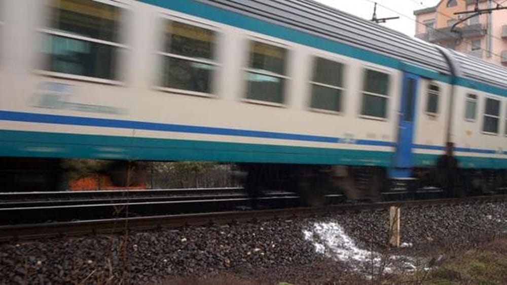 Tragedia sui binari: bloccata per ore la circolazione dei treni. Il racconto di una pendolare