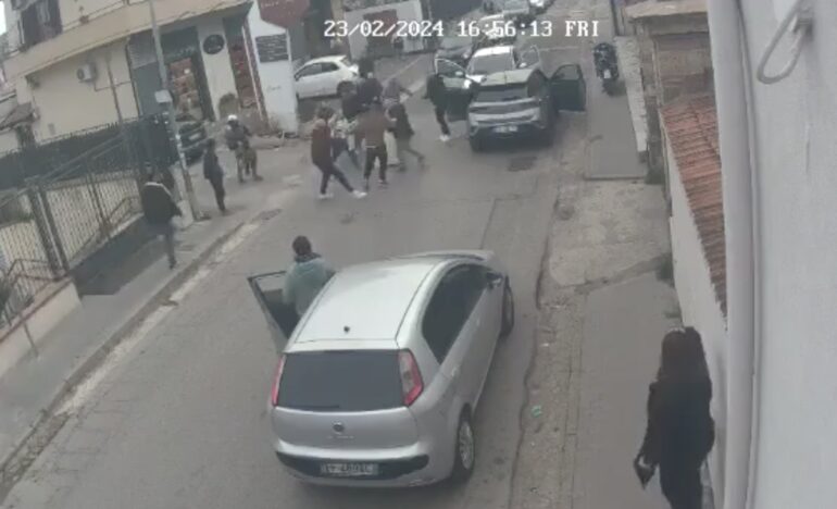 Violenta lite in strada a Carinaro per una precedenza non data: il video virale sul web