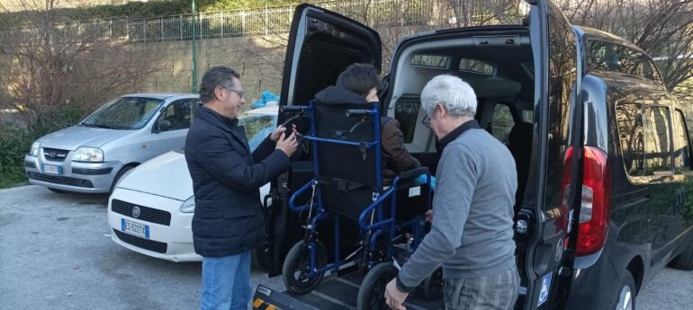 Consegnata vettura con pedana a disabile di Pianura grazie a raccolta fondi