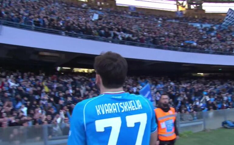 Magia di Kvara, il Napoli rimonta il Verona nel finale e torna a vincere